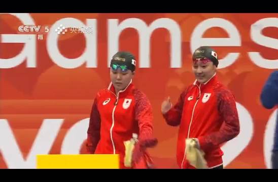 中国队女子4×100米自由泳接力夺金，霏霏第二棒拉开距离全场致敬